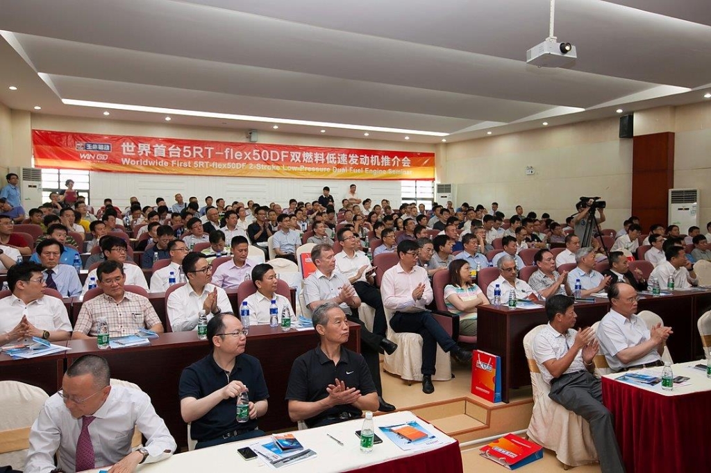 初尝人妻滑进去了莹莹视频